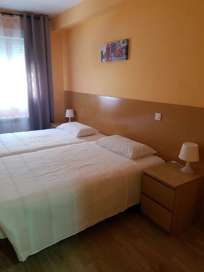 Hostal La Pared Torres de la Alameda Exterior photo