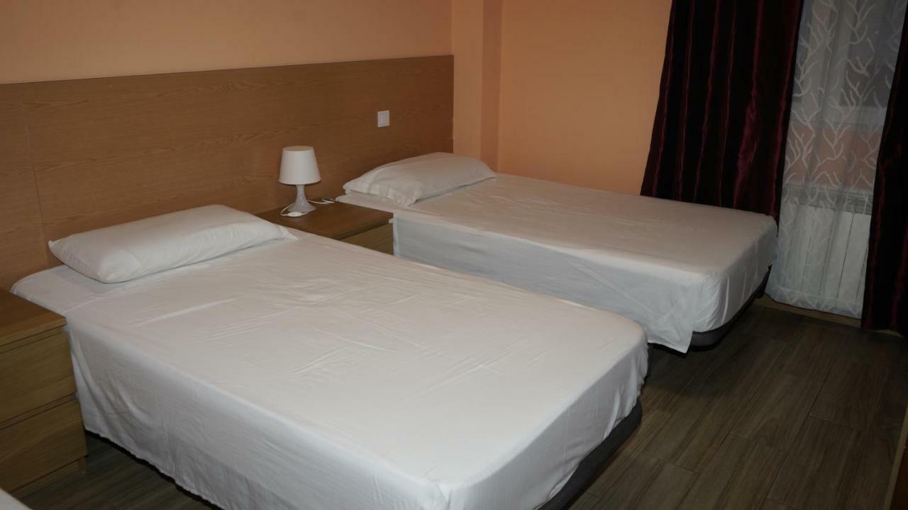 Hostal La Pared Torres de la Alameda Exterior photo