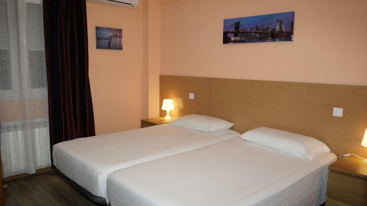 Hostal La Pared Torres de la Alameda Exterior photo